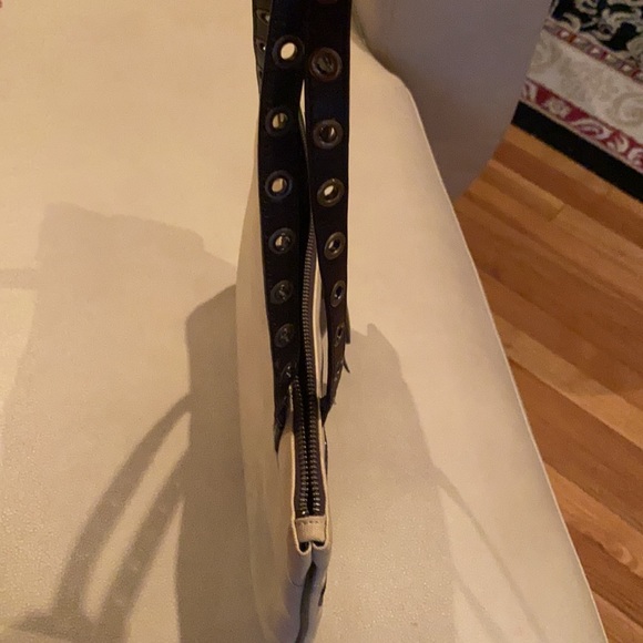 🌺 Stylish BCBG Maxazaria hand/shoulder bag - Picture 9 of 11